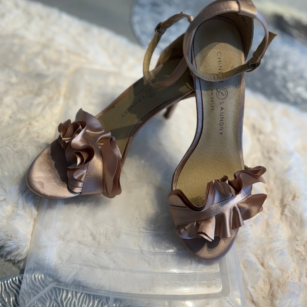 Chinese Laundry Women's Blush Ruffle Heels, size 7.5 - Picture 5 of 16